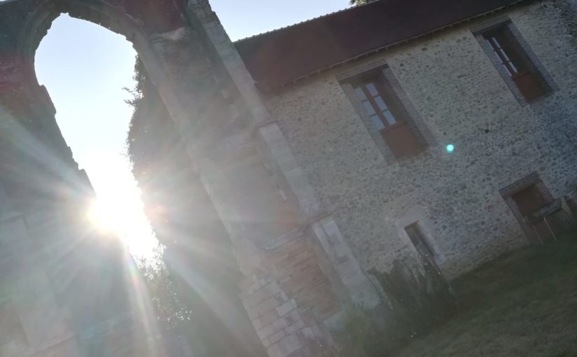 Taille de pierre au prieuré de l’Enfourchure.
